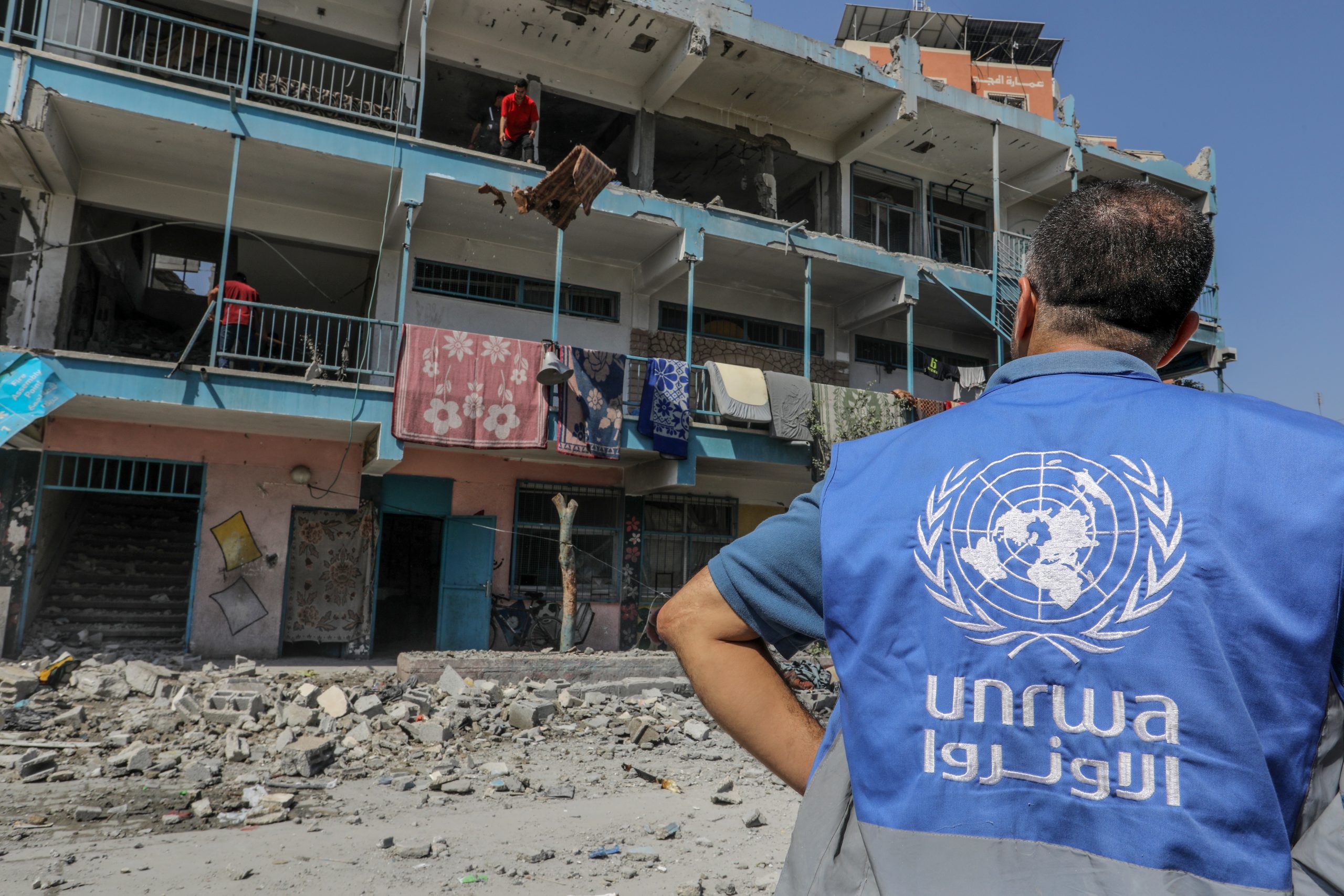 Palestinos inspeccionan el lugar después de un ataque aéreo israelí en una escuela de UNRWA, en el campamento de Nuseirat en el centro de la Franja de Gaza, el 6 de junio de 2024. Crédito: Shutterstock / Anas Mohammed