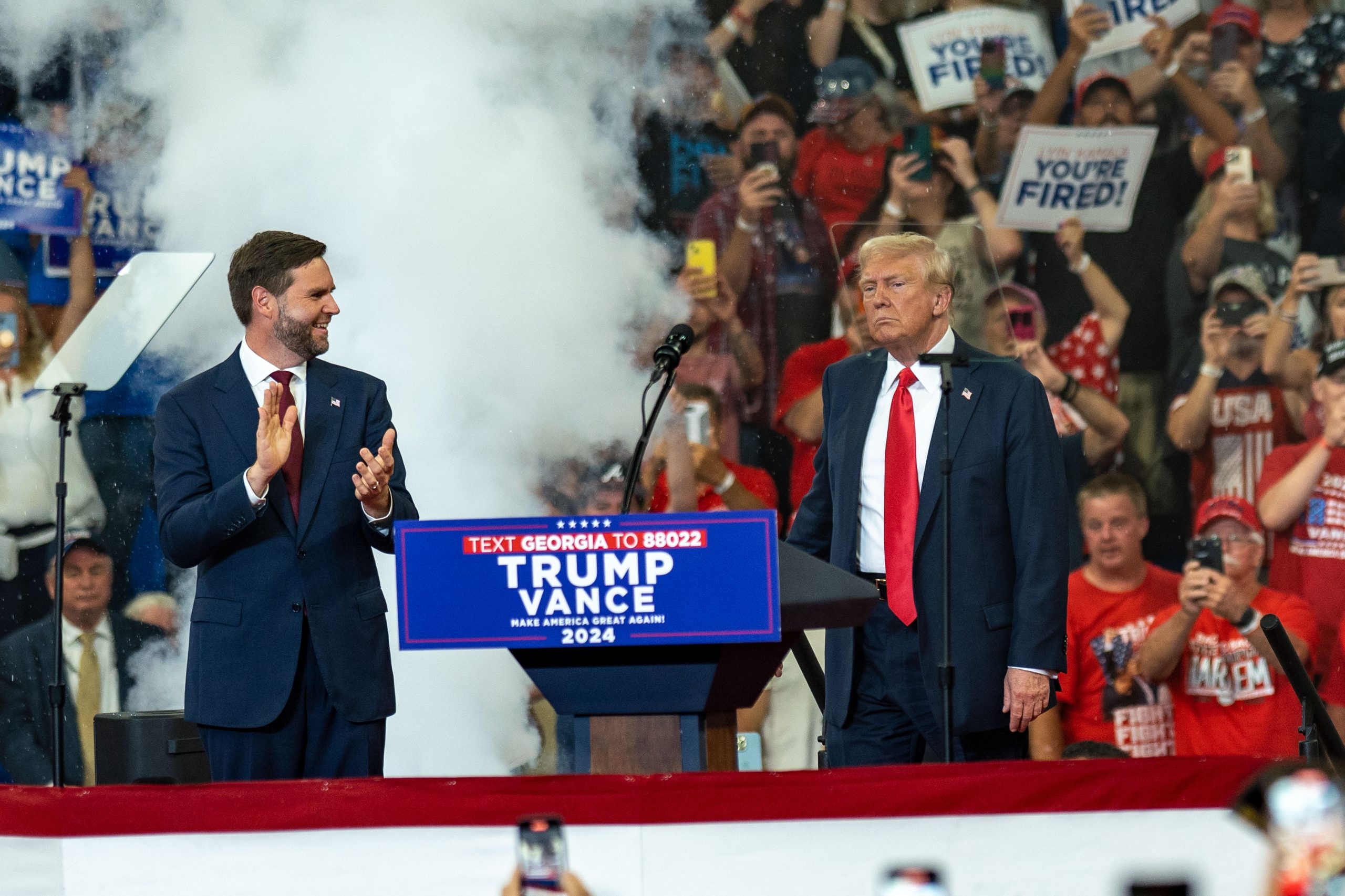 Trump y Vance en campaña en Atlanta. Shutterstock / Phil Mistry