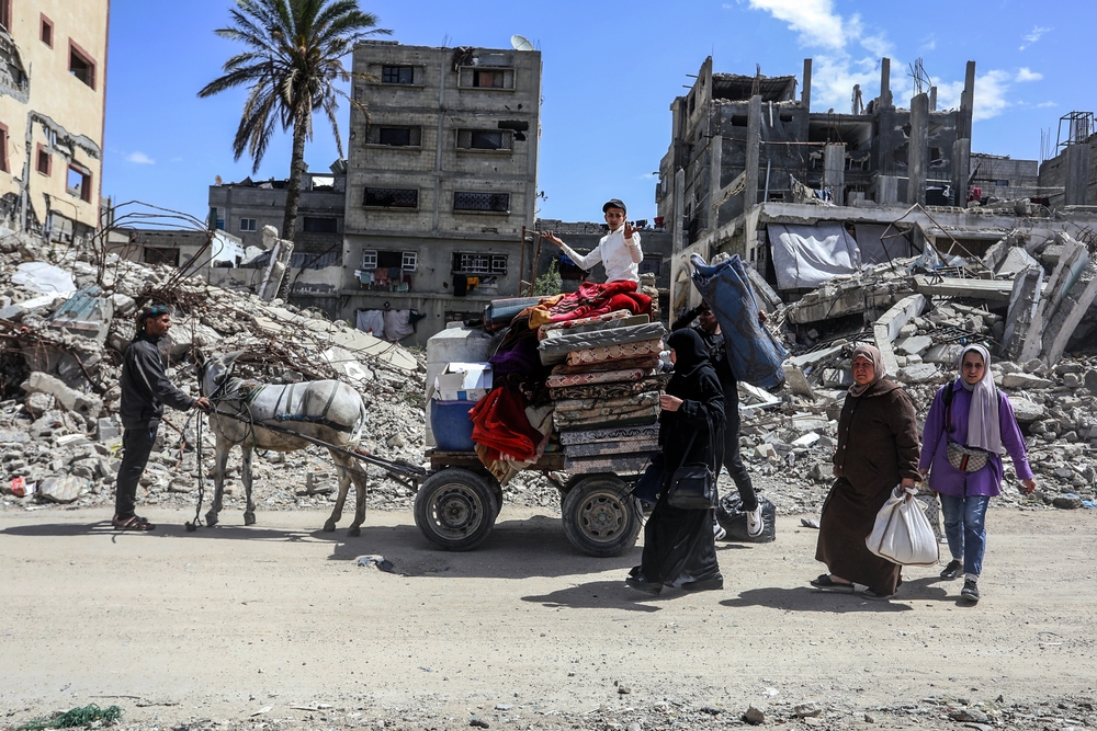 Palestinos huyen de Rafah hacia Khan Yunis tras una orden de evacuación israelí en el sur de Gaza el 31 de marzo de 2025. Shutterstock / Anas Mohammed