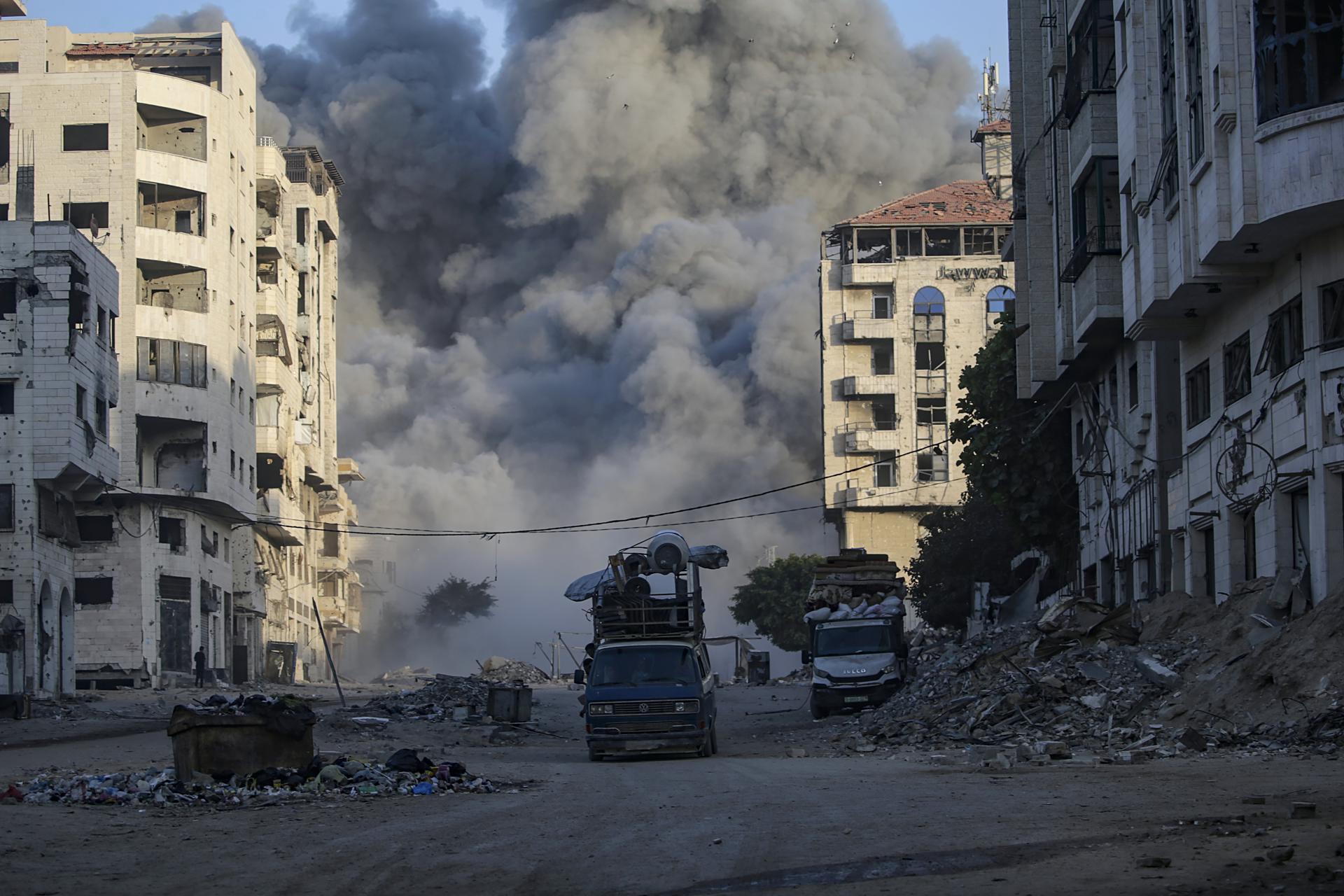 El humo se eleva en la Torre de La Meca tras un ataque aéreo israelí durante una operación militar israelí en la ciudad de Gaza, Franja de Gaza, el 28 de septiembre de 2025. EFE/MOHAMMED SABER