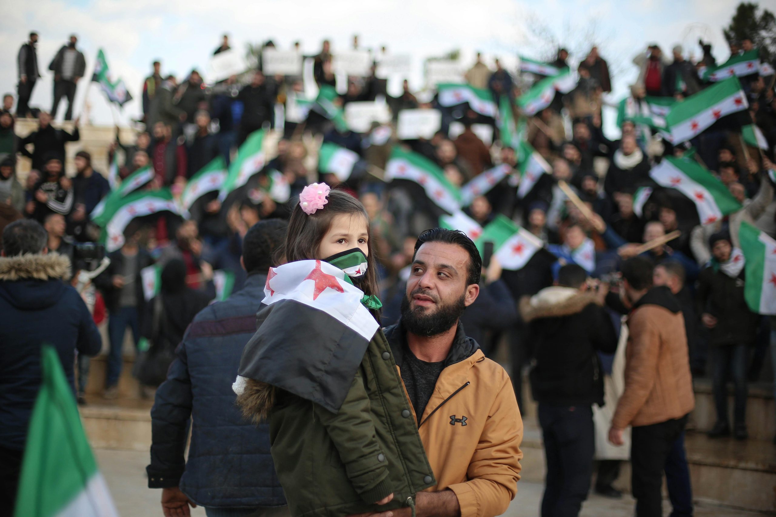 Un padre y su hija en una manifestación en Idlib, Siria. / Pexels / Ahmed Akacha