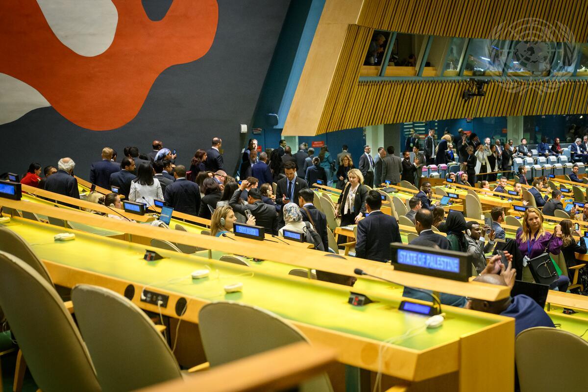 Sillas vacías de la delegación de Palestina en la Asamblea de Naciones Unidas, mientras el primer ministro israelí, Benjamín Netanyahu, se dirigía al pleno, el 27 de septiembre de 2025. / UN Photo / Loey Felipe