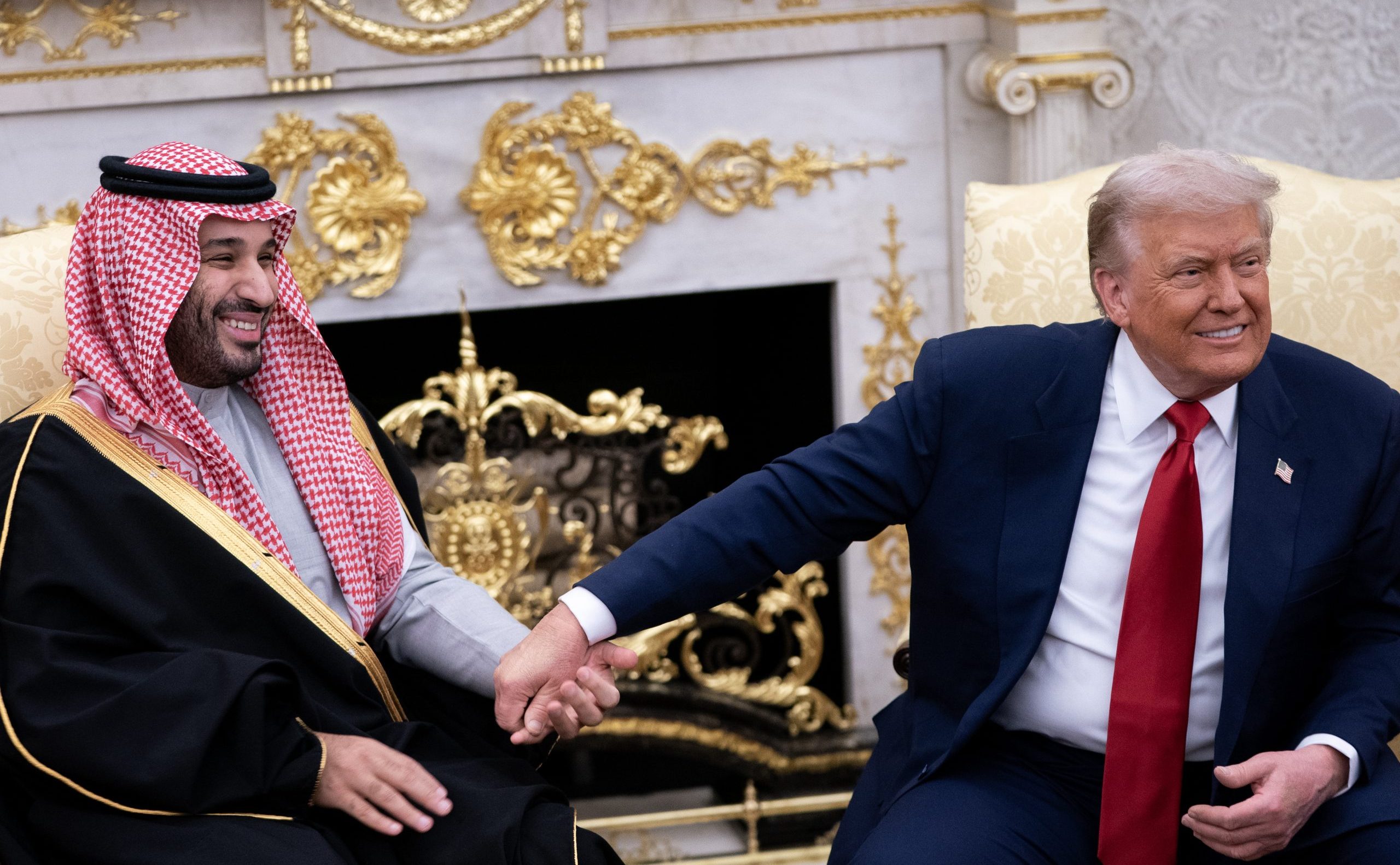 El presidente estadounidense, Donald Trump, estrecha la mano del príncipe heredero de Arabia Saudí, Mohamed bin Salman, en el Despacho Oval de la Casa Blanca, en Washington, el 18 de noviembre de 2025. EFE / EPA / NATHAN HOWARD / POOL