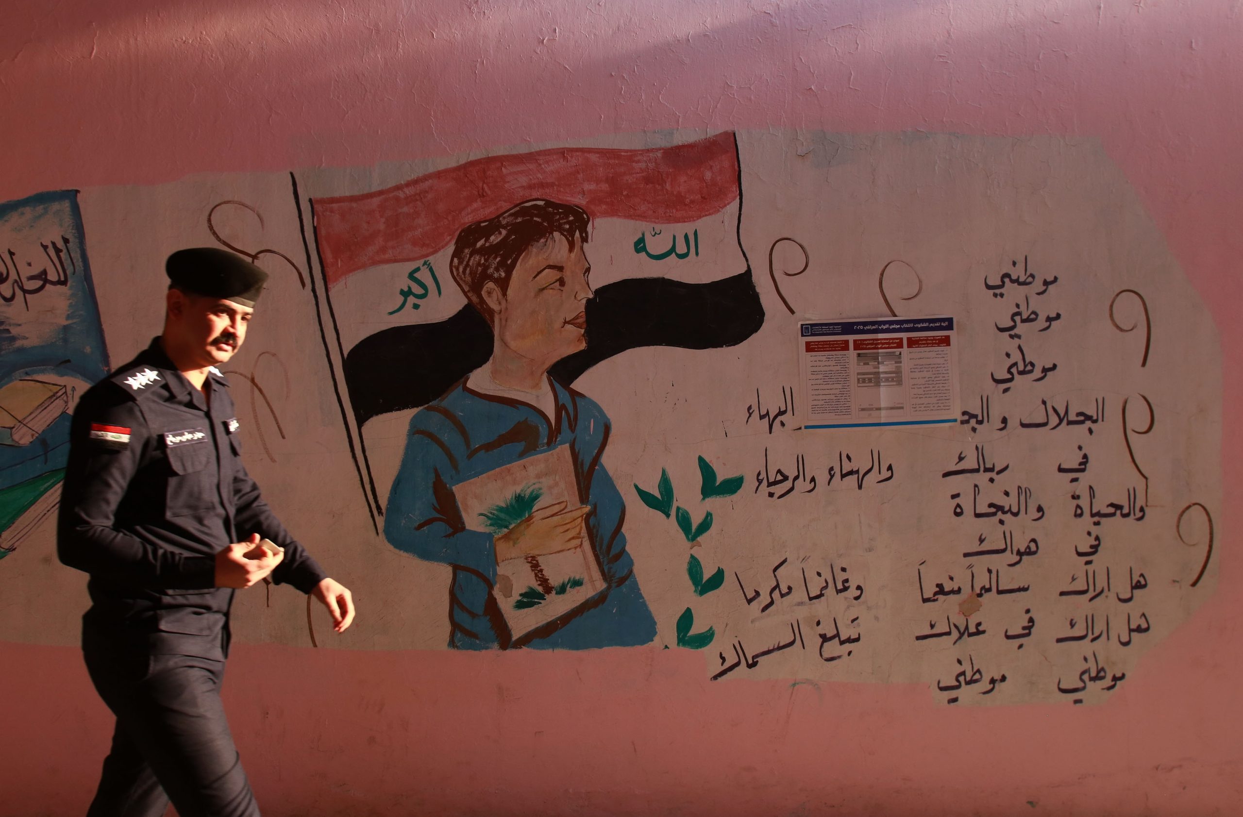 Un oficial iraquí camina por un colegio electoral durante la votación anticipada para las elecciones parlamentarias, en Bagdad, Irak, el 9 de noviembre de 2025. EFE EPA CEERWAN AZIZ