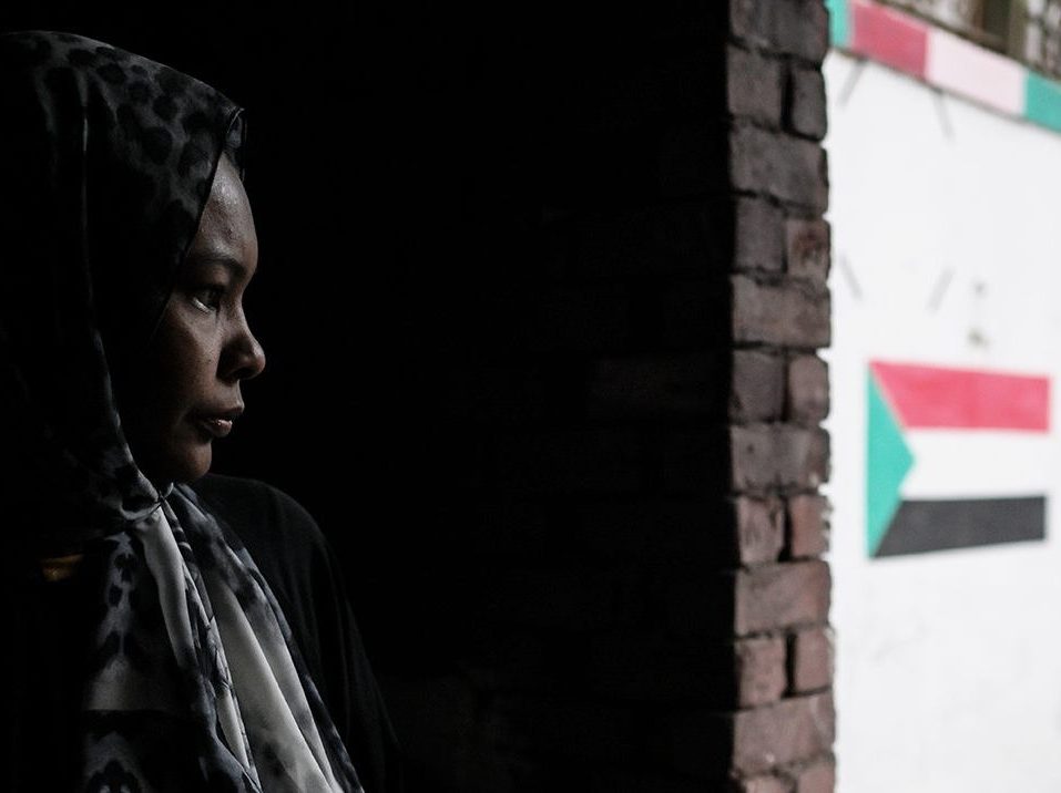 Una mujer sudanesa refugiada espera su retorno voluntario de Egipto a Sudán. / EFE EPA MOHAMED-HOSSAM