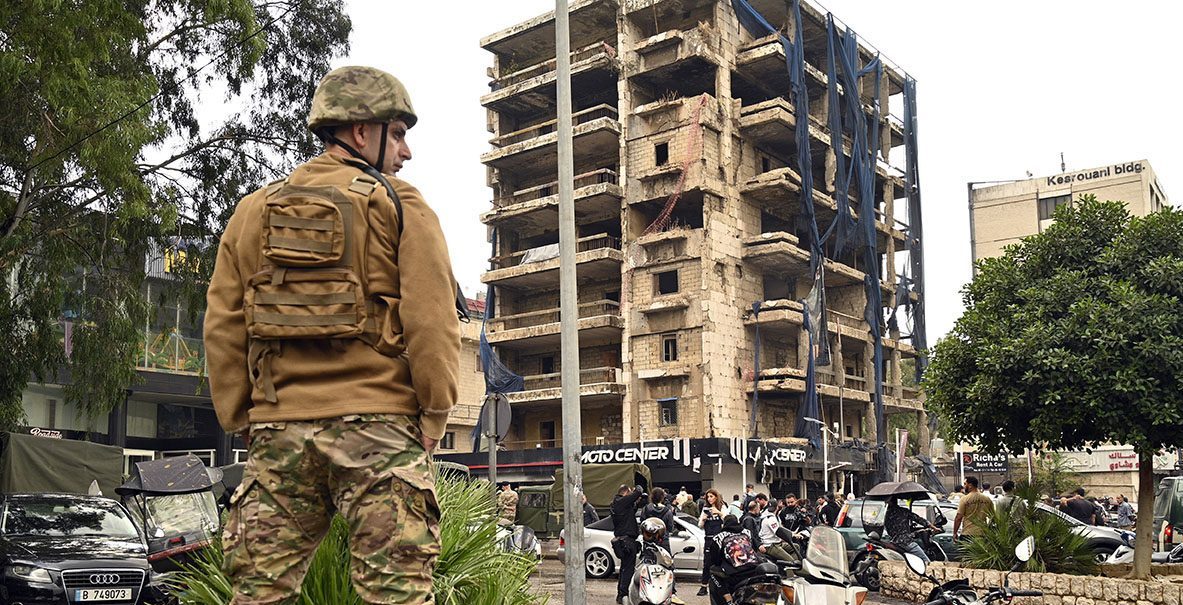 Un soldado del ejército libanés monta guardia cerca de un edificio dañado tras un ataque militar israelí en Hadath, en los suburbios del sur de Beirut, Líbano, el 2 de noviembre de 2024. EFE / EPA / Wael Hamzeh