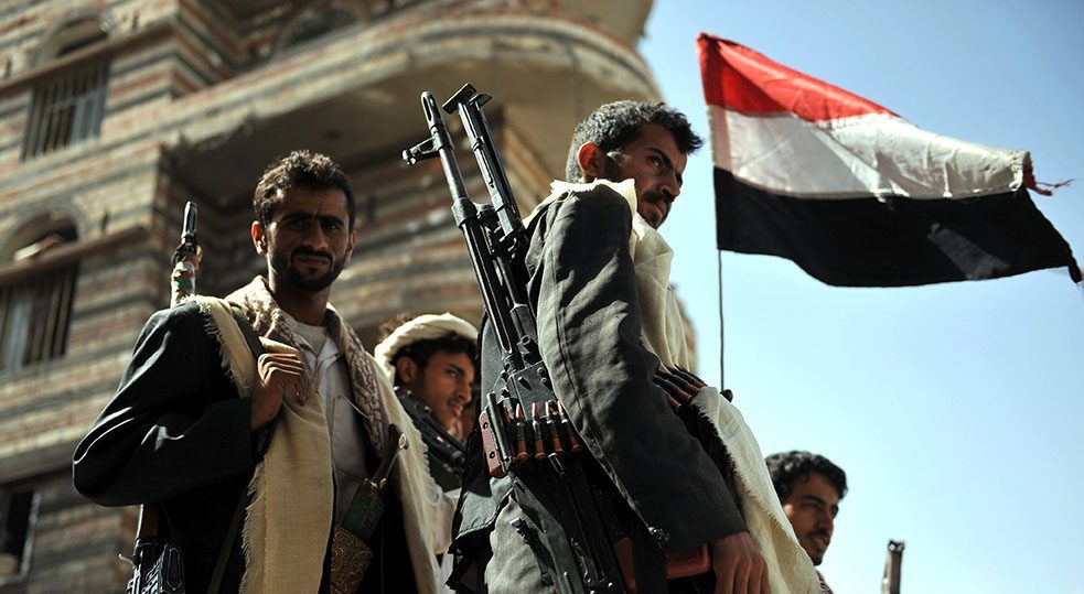 Yemeníes armados procedentes de tribus de distintas partes del país hacen guardia frente a la residencia de su líder en Saná, Yemen, el 15 de enero de 2012. EFE/Yahya Arhab