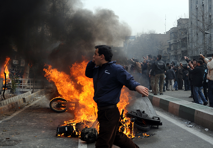 Teherán (Irán (República Islámica de)), 26/06/2025.- (ARCHIVO) - Un iraní corre mientras los manifestantes prenden fuego a las motocicletas de la policía durante una manifestación contra el presidente Mahmud Ahmadineyad en Teherán, Irán, el 27 de diciembre de 2009. EFE/EPA/Stringer