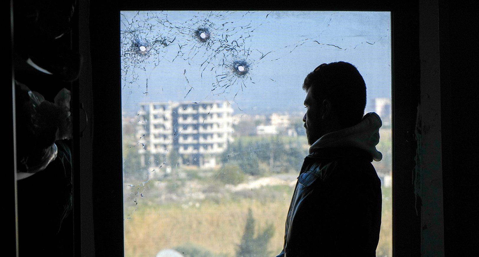 JABLEH (Siria), 10/03/2025.- El doctor Alaa Hamada se encuentra dentro del Hospital Nacional, dañado tras los enfrentamientos de los días anteriores entre las fuerzas del Gobierno de transición sirio y los partidarios del antiguo régimen, en Jableh, Siria, el 10 de marzo de 2025. EFE/EPA/AHMAD FALLAHA