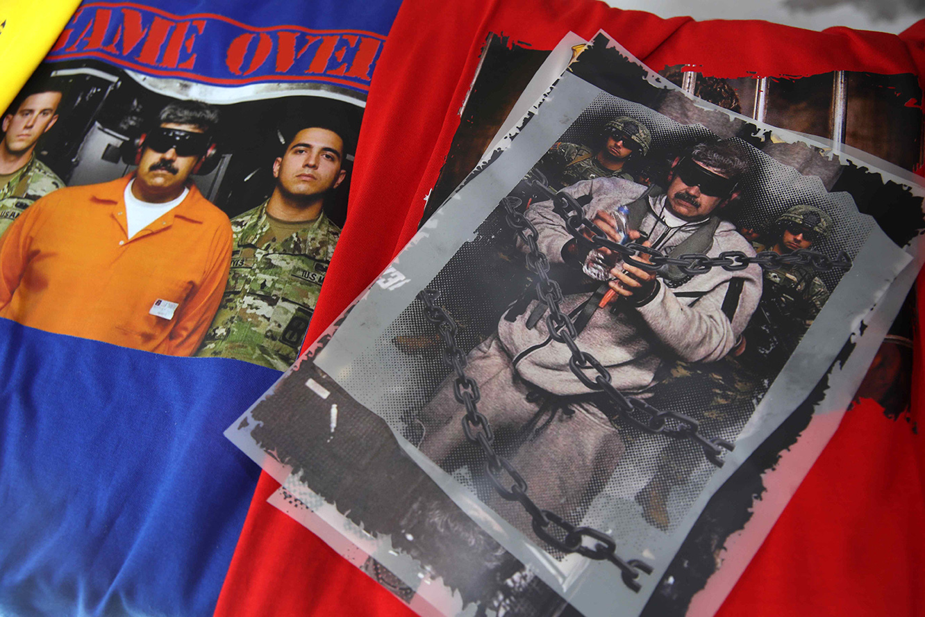Fotografía que muestra camisetas con imágenes de la captura del presidente de Venezuela, Nicolás Maduro, en Lima (Perú), el 6 de enero de 2026. EFE / Paolo Aguilar