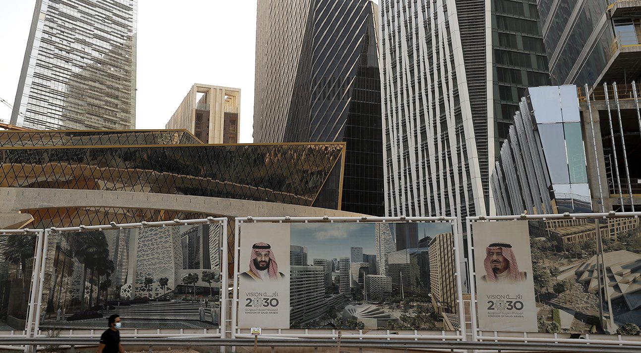 Vallas publicitarias de "Visión Saudí 2030", marco estratégico para reducir la dependencia de Arabia Saudí del petróleo, en la Ciudad Financiera de Riad, el 2 de junio de 2021. EFE / Chema Moya