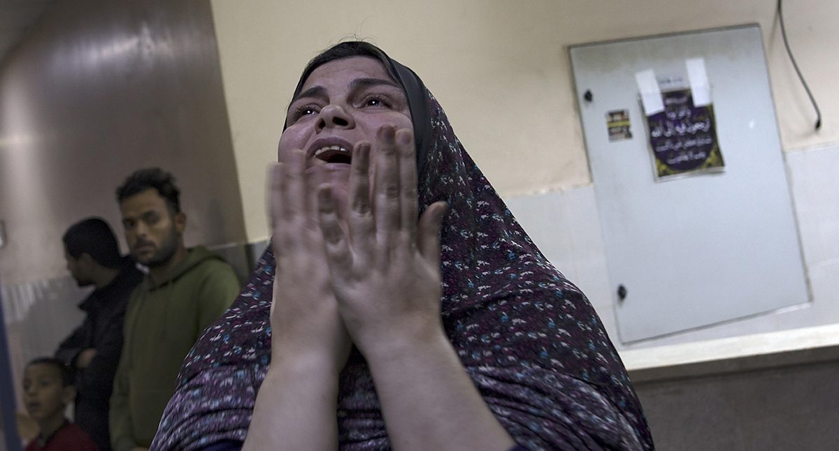 Gaza (-), 27/12/2023.- Una madre palestina reacciona en el Hospital Nasser de Jan Yunis, en el sur de la Franja de Gaza, el 27 de diciembre de 2023, tras recibir la noticia de la muerte de su hijo a raíz de los ataques aéreos israelíes. Las fuerzas israelíes reanudaron los ataques militares contra Gaza tras el fin de la tregua de una semana de duración el 1 de diciembre. Más de 20 800 palestinos y al menos 1 300 israelíes han perdido la vida, según el Ministerio de Salud palestino y las Fuerzas de Defensa de Israel (FDI), desde que militantes de Hamás lanzaran un ataque contra Israel desde la Franja de Gaza el 7 de octubre, y las operaciones israelíes en Gaza y Cisjordania que le siguieron. EFE/EPA/HAITHAM IMAD