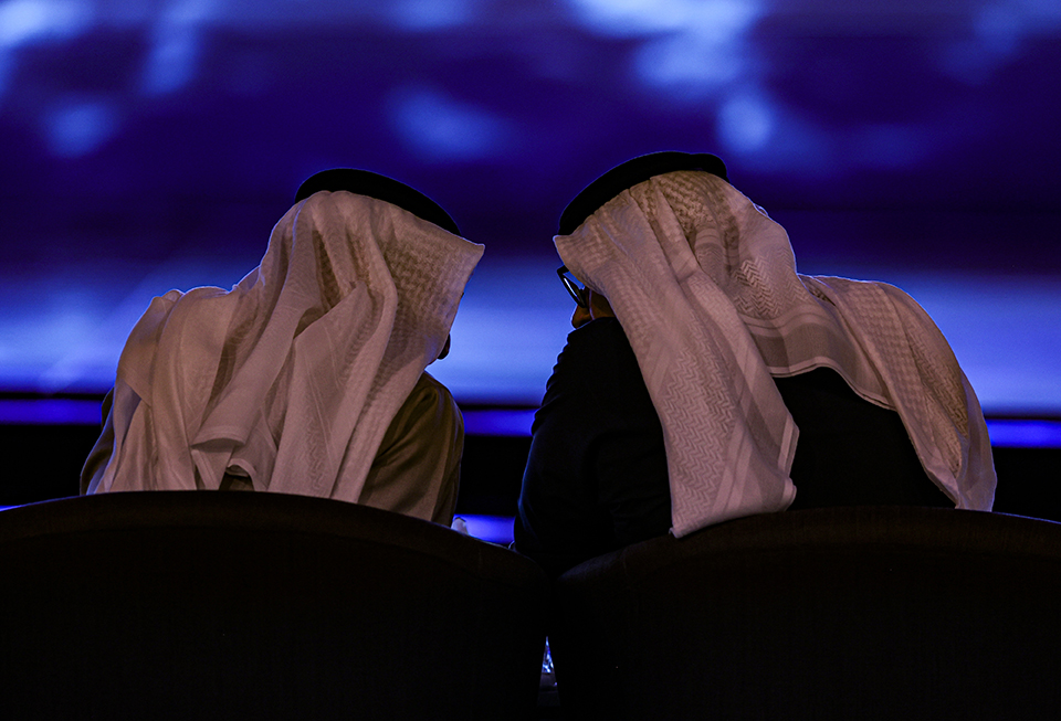 Abu Dabi (Emiratos Árabes Unidos), 15/01/2025. - Su Alteza Real el Shiekh Khaled bin Mohamed bin Zayed Al Nahyan (derecha), príncipe heredero de Abu Dabi y presidente del Consejo Ejecutivo, asiste a la Semana de la Sostenibilidad de Abu Dabi (ADSW), en el marco de la Cumbre Mundial sobre la Energía del Futuro 2024 (WFES), en Abu Dabi, Emiratos Árabes Unidos, el 15 de enero de 2025. La Semana de la Sostenibilidad de Abu Dabi (ADSW) se celebra hasta el 18 de enero de 2025. (Emiratos Árabes Unidos) EFE/EPA/ALI HAIDER