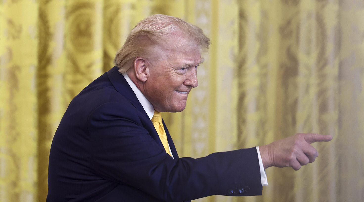 Washington (Estados Unidos), 18/02/2026.- El presidente estadounidense Donald Trump gesticula antes de intervenir en una recepción con motivo del Mes de la Historia Negra en el Salón Este de la Casa Blanca en Washington, DC, EE. UU., el 18 de febrero de 2026. El evento tiene lugar menos de dos semanas después de que la cuenta del presidente en Truth Social compartiera un vídeo en el que se representaba al expresidente Barack Obama y a la exprimera dama Michelle Obama como simios, una publicación que la Casa Blanca atribuyó posteriormente a un miembro del personal después de que fuera denunciada como racista. EFE/EPA/JIM LO SCALZO / POOL