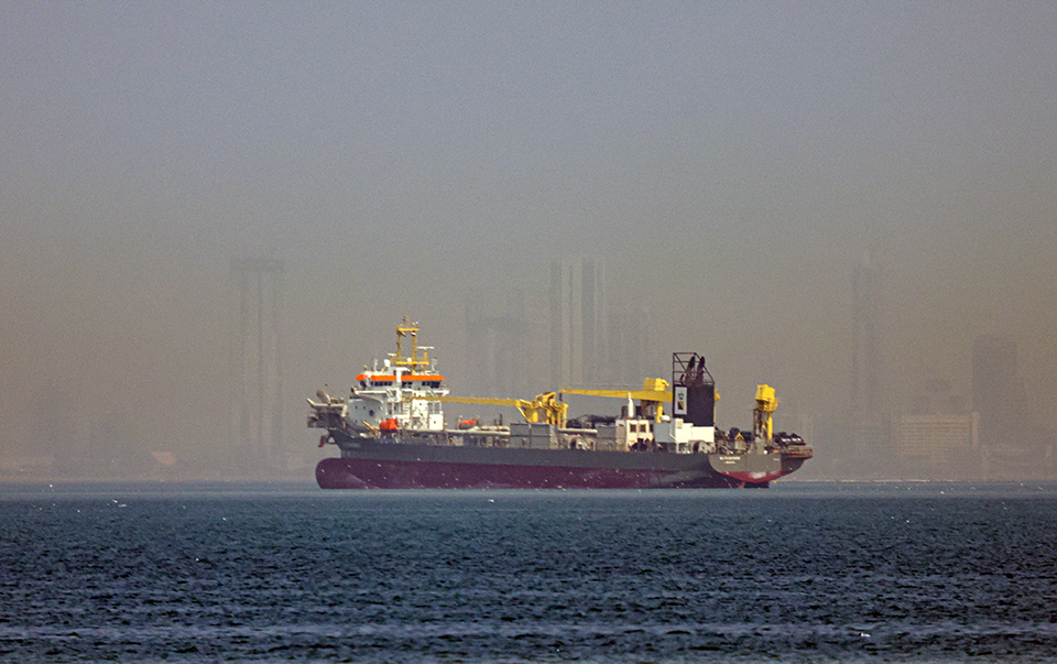 Un barco anclado frente a la costa de Dubai (Emiratos Árabes Unidos), ante el bloqueo del estrecho de Ormuz, el 1 de marzo de 2026. EFE / EPA