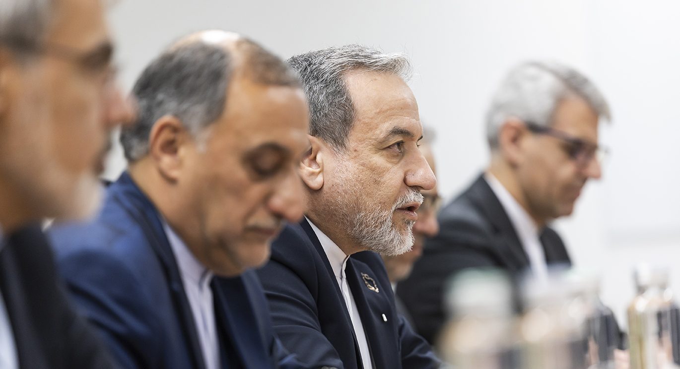 El ministro de Asuntos Exteriores iraní, Abbas Araghchi (centro), interviene durante una reunión bilateral entre Suiza e Irán, celebrada en Ginebra, Suiza EFE-EPA-CYRIL-ZINGARO