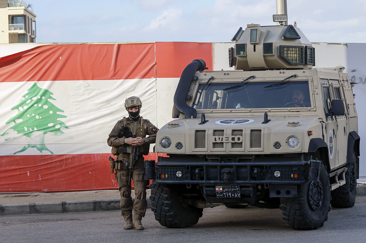 BEIRUT (Líbano), 27/03/2026.- Miembros de las Fuerzas Especiales de la Rama de Información montan guardia en un puesto de control durante una jornada de seguridad en el centro de Beirut, Líbano, el 27 de marzo de 2026. EFE/EPA/WAEL HAMZEH