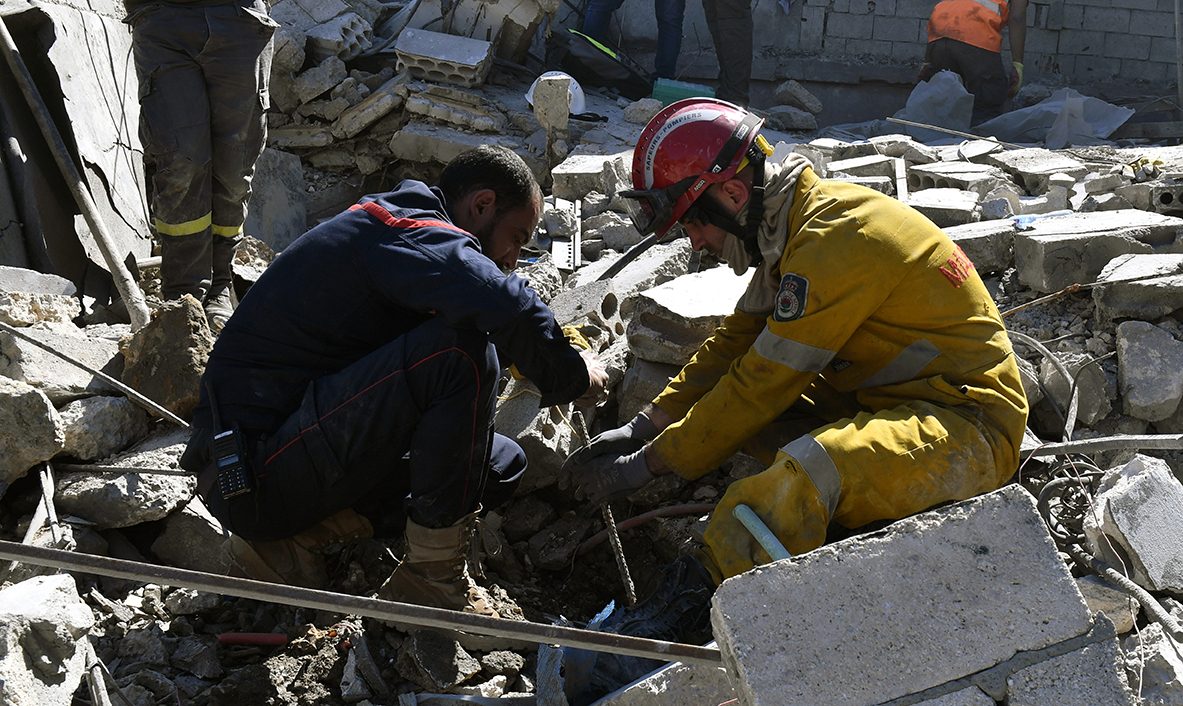 - Miembros de los servicios de emergencia trabajan en el lugar donde se ha producido un ataque militar israelí, cerca del Hospital Universitario Rafik Hariri (RHUH) EFE/EPA/WAEL HAMZEH