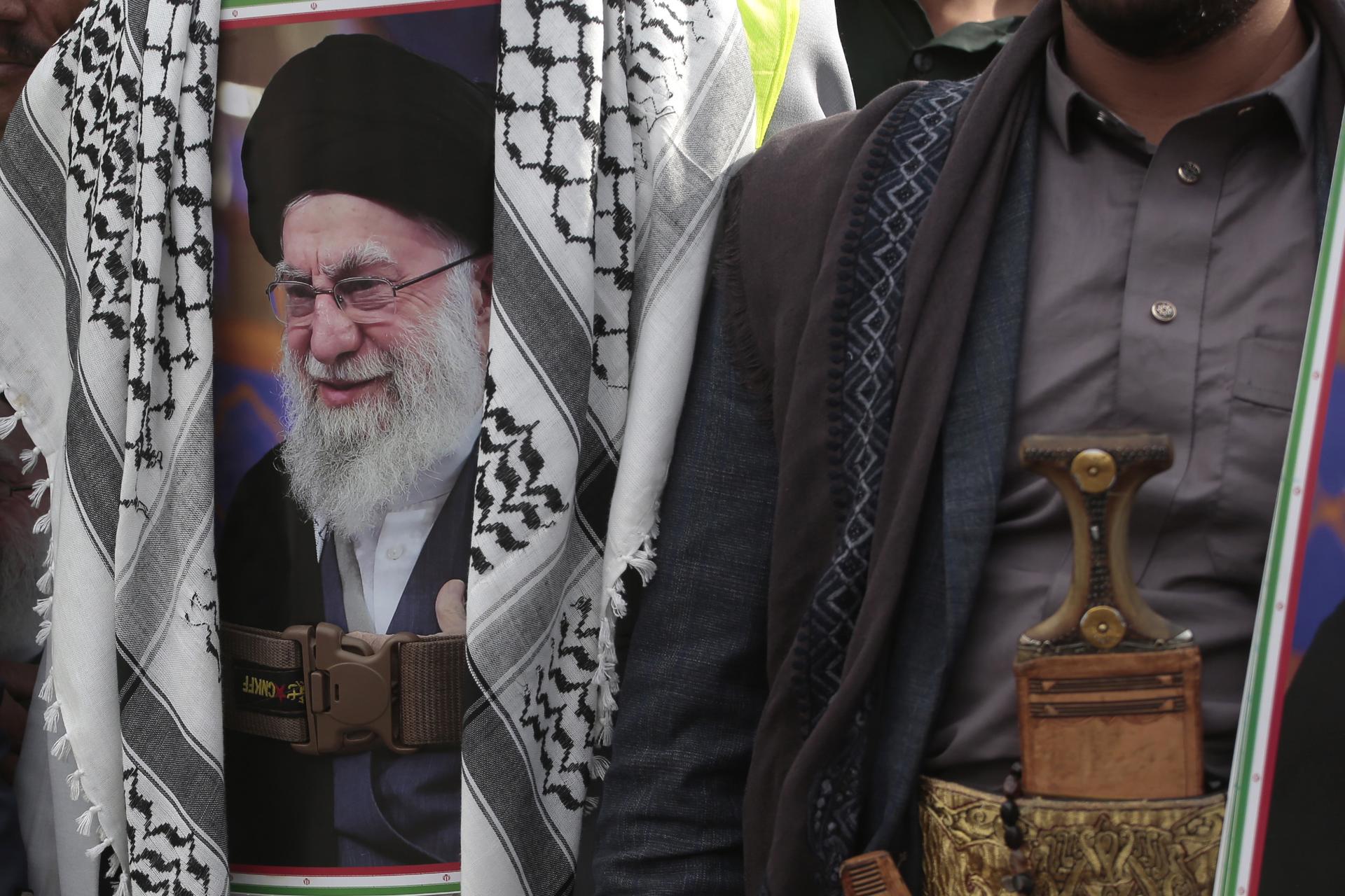 Simpatizantes de los huzíes se manifiestan con retratos del líder supremo iraní Ali Jamenei, en Saná, el 1 de marzo de 2026. EFE / EPA / YAHYA ARHAB
