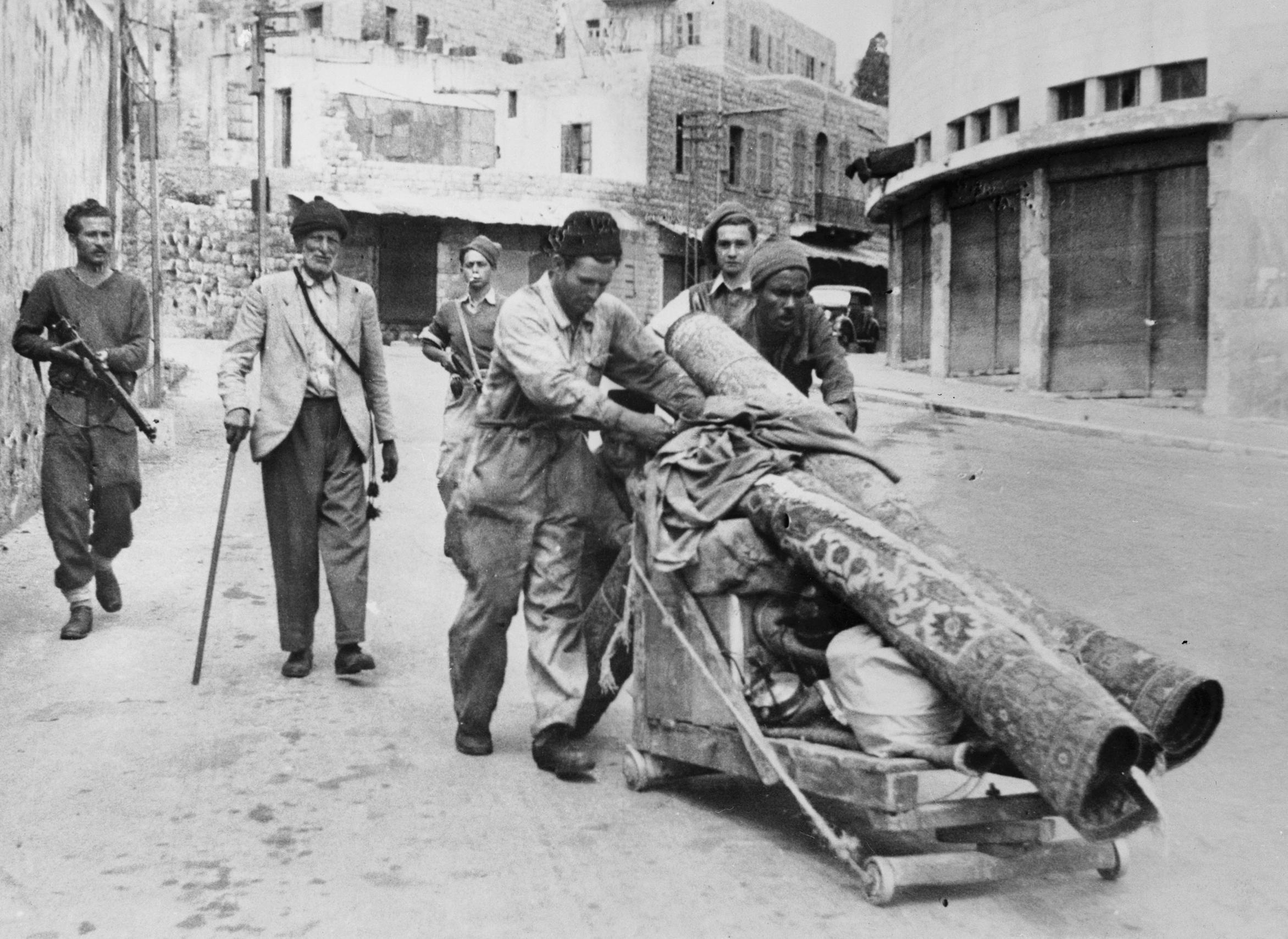 Residentes árabes expulsados de Haifa por los hombres armados de la Haganá, abril de 1948. / Wikimedia Commons