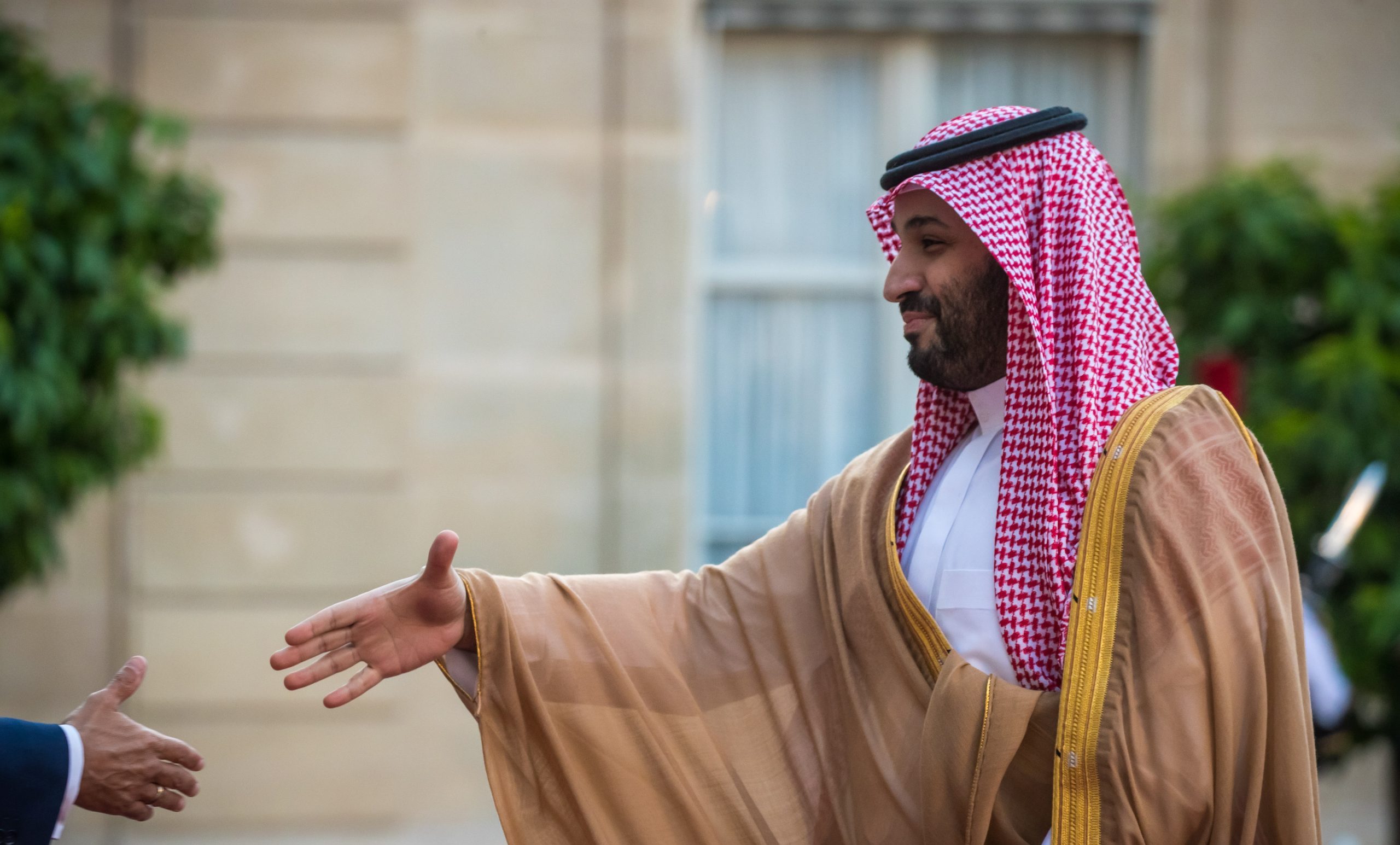 El príncipe heredero Mohammed Bin Salman Bin Abdulaziz Al-Saud (a la derecha), vicepresidente del Consejo de Ministros de Defensa del Reino de Arabia Saudí, se acerca para estrechar la mano del presidente francés Emmanuel Macron (a la izquierda) a su llegada a una cena de trabajo en el Palacio del Elíseo, en París (Francia), el 28 de julio de 2022. EFEEPACHRISTOPHE-PETIT-TESSON