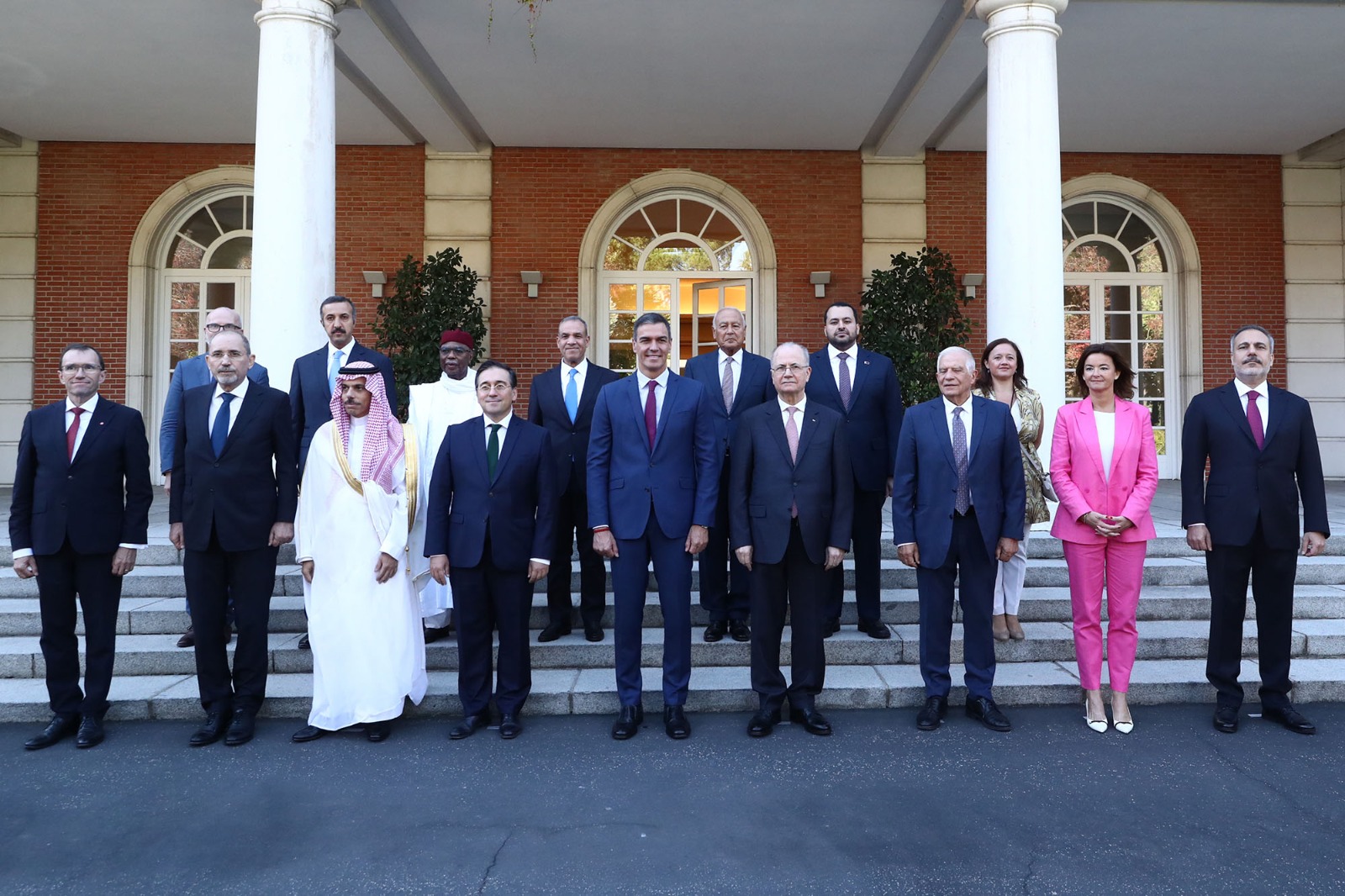 El presidente del Gobierno, Pedro Sánchez, junto a los participantes de la 'Reunión de Madrid: por la aplicación de los dos Estados', en el Complejo de la Moncloa. | Pool Moncloa/Fernando Calvo. 13.9.2024