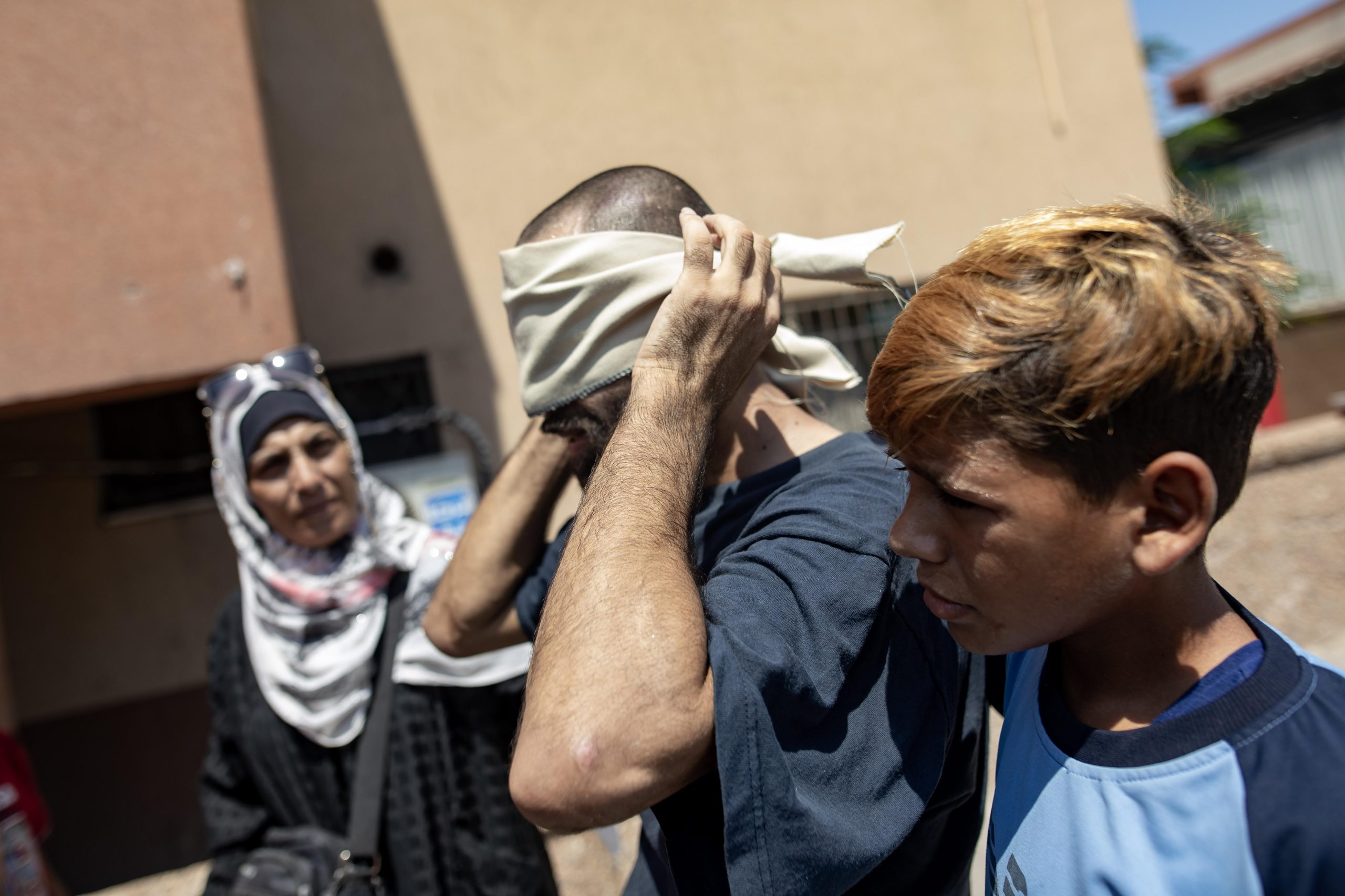 Hob Al-Din Muqat, un palestino que figura entre los detenidos palestinos liberados por Israel, reacciona al reunirse con su familia en el Hospital Nasser, en el campo de Khan Yunis, al sur de la Franja de Gaza, el 20 de agosto de 2024. / EFE / EPA / Haitham Imad